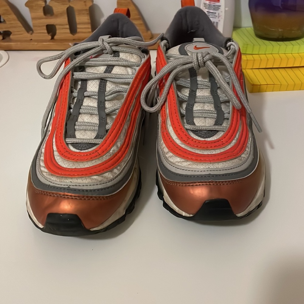 Air Maxs - Picture 3 of 4